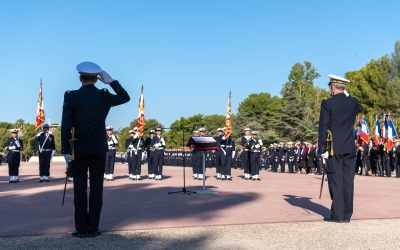 Présentation aux drapeaux des élèves du Pôle Ecoles Méditerranée (PEM) à Saint Mandrier dans le Var