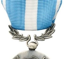 Extension du champ d’attribution de la médaille d’outre-mer sans agrafe à l’ensemble des services militaires accomplis en dehors du territoire européen de la France.