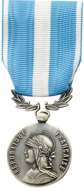 Extension du champ d’attribution de la médaille d’outre-mer sans agrafe à l’ensemble des services militaires accomplis en dehors du territoire européen de la France.