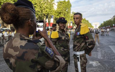 Cette année, le ministère des Armées a développé une innovation pour suivre le défilé sur les Champs-Elysées : une application mobile « 14 juillet ».