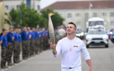 Un adhérent de l’ANOPEX porte la Flamme olympique à Saint-Maixent